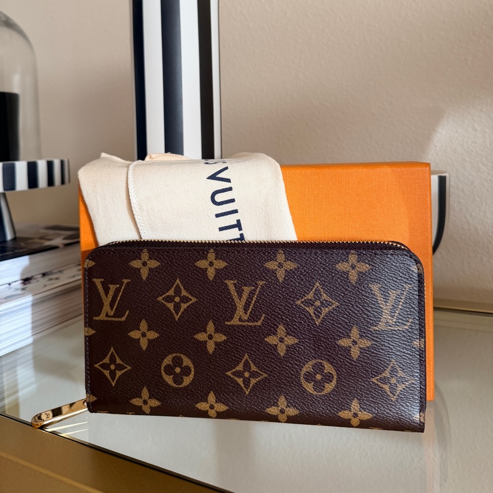 Louis Vuitton Zippy Wallet